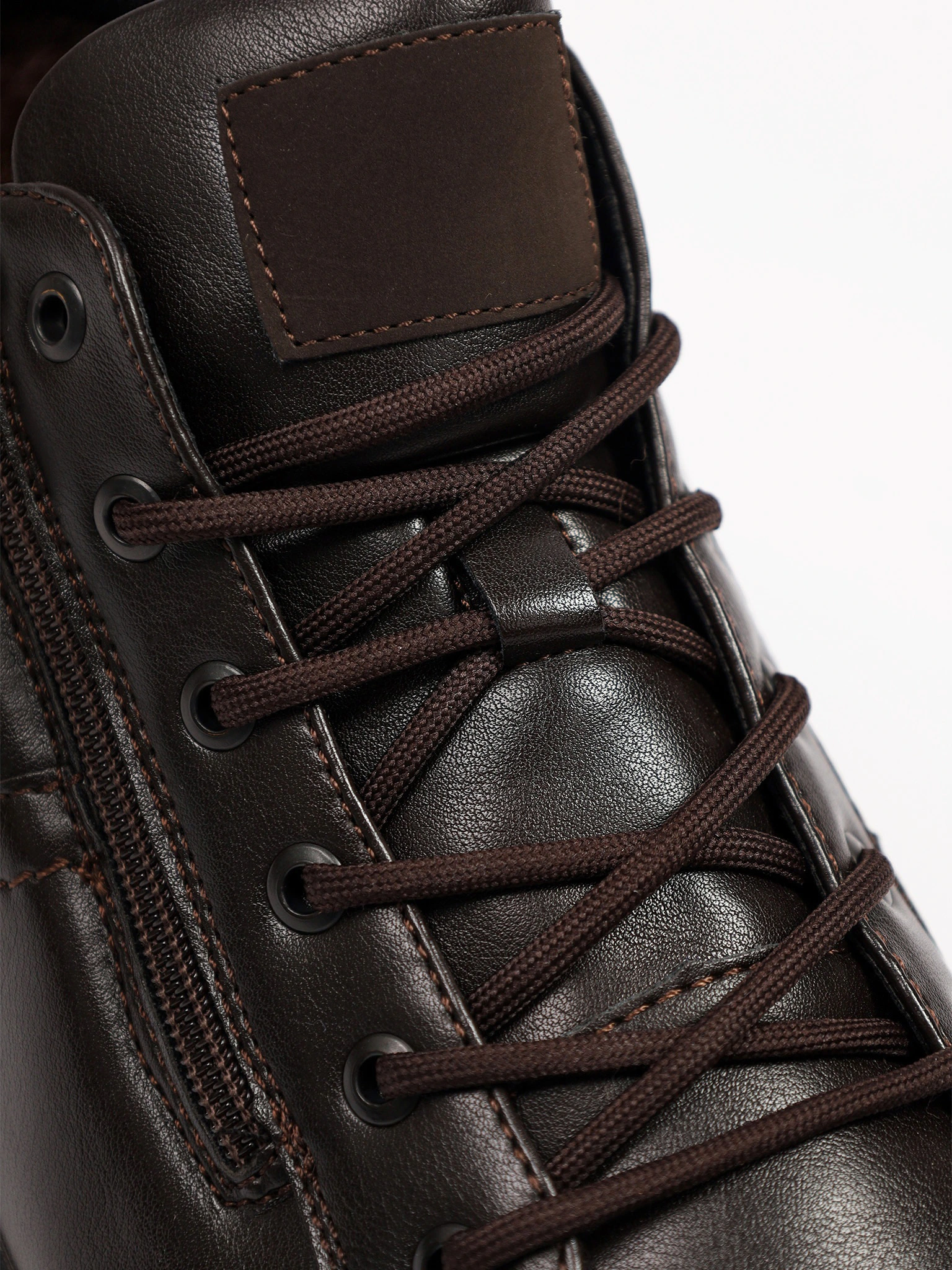 Ботинки коричневого цвета на низкой подошве